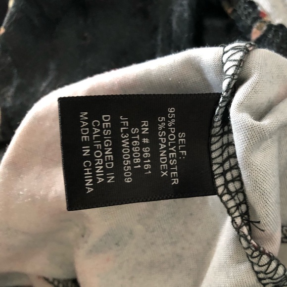 Gorgeous green velvet shorts romper - Picture 8 of 8